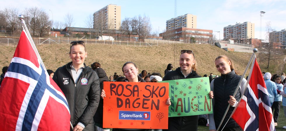 GLEDESDAG: Elevene i tredje klasse på Bjerke videregående skole har ansvar for å arrangere Rosa Sko-dagen. Det er et høydepunkt.