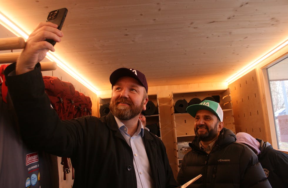 FEIRET MED EN SELFIE: Anders Røberg-Larsen (Ap, t.v.) og Habib Tahir markerte begivenheten med en liten selfie inne på nye BUA.