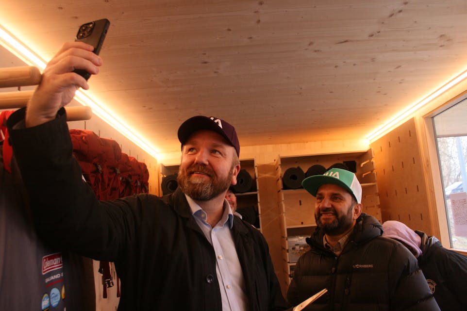 FEIRET MED EN SELFIE: Anders Røberg-Larsen (Ap, t.v.) og Habib Tahir markerte begivenheten med en liten selfie inne på nye BUA.