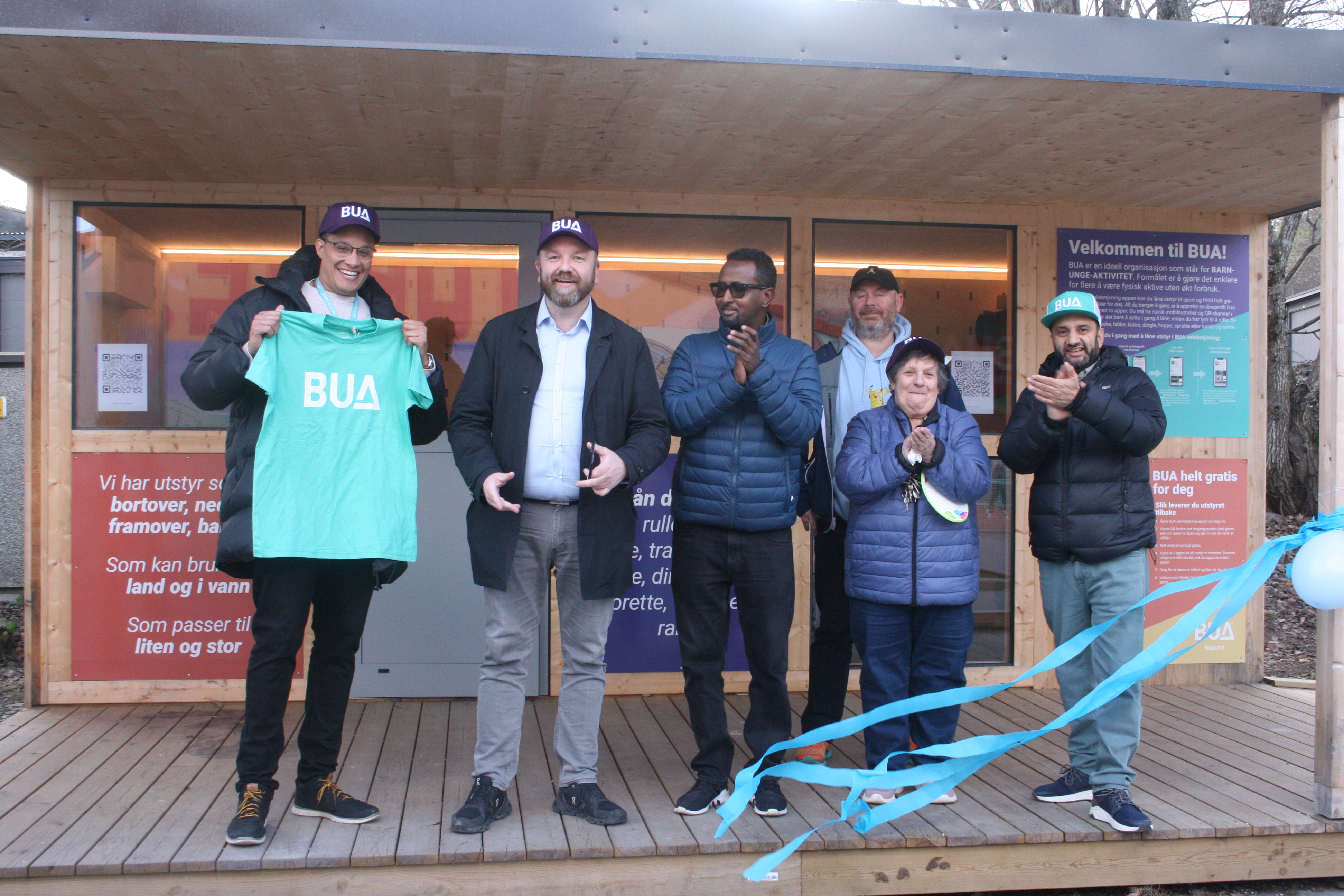FERSKT TILSKUDD: Til stor glede kunne denne gjengen åpne BUA Ammerud tirsdag ettermiddag. BU-leder Anders Røberg-Larsen (nr. 2 f.v.) klippet snora.