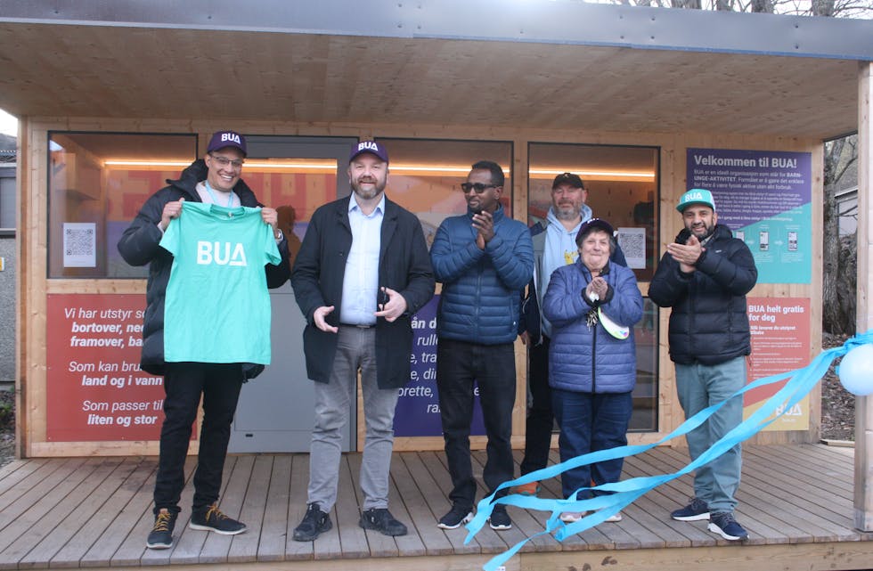 FERSKT TILSKUDD: Til stor glede kunne denne gjengen åpne BUA Ammerud tirsdag ettermiddag. BU-leder Anders Røberg-Larsen (nr. 2 f.v.) klippet snora.