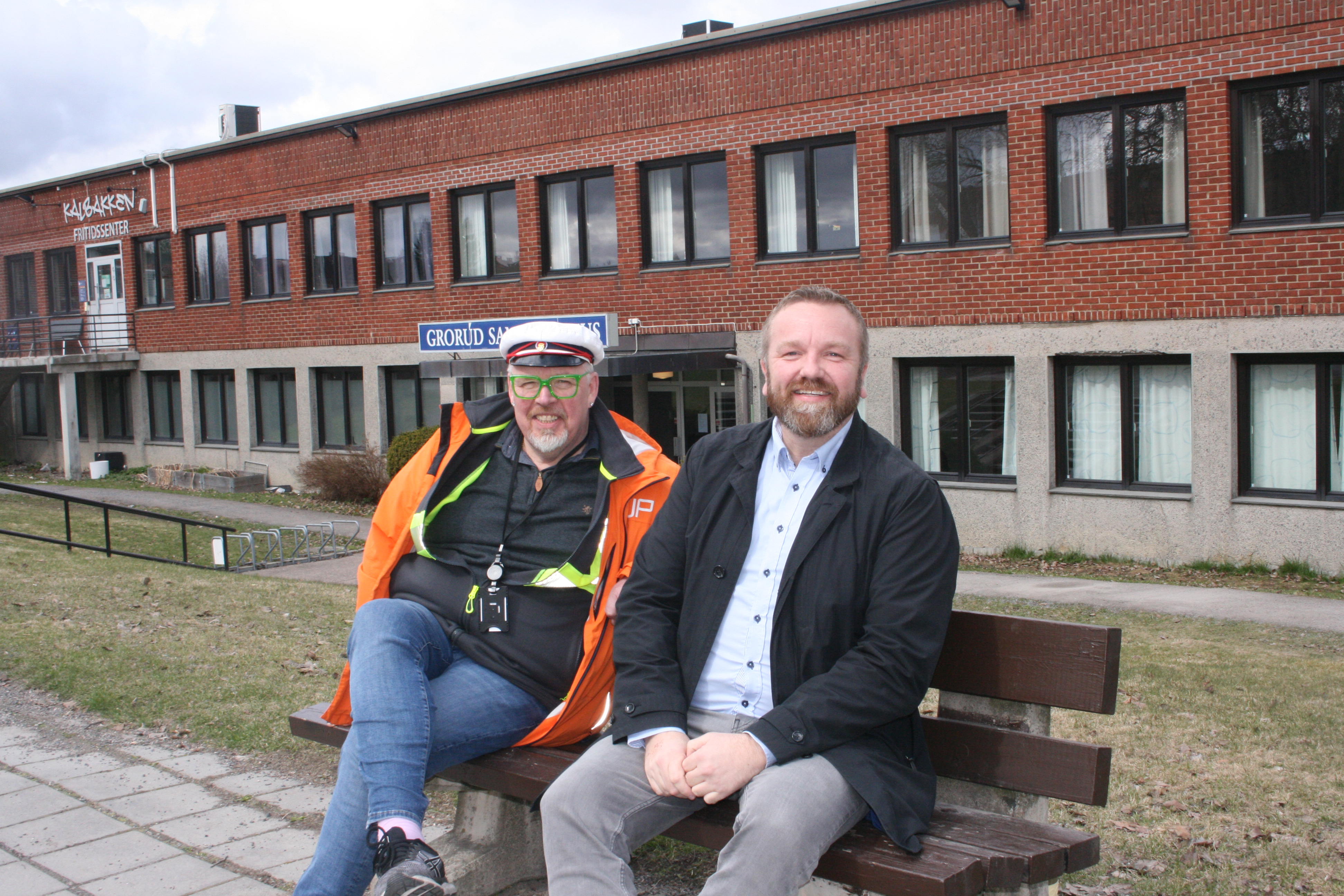 HER SKAL DET SKJE: Bjørn Lindblom (t.v.) og Anders Røberg-Larsen har varmet opp sangstemmene og gleder seg nå til å samle folket til en skikkelig helaften.
