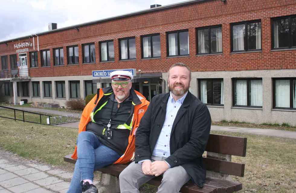 HER SKAL DET SKJE: Bjørn Lindblom (t.v.) og Anders Røberg-Larsen har varmet opp sangstemmene og gleder seg nå til å samle folket til en skikkelig helaften.