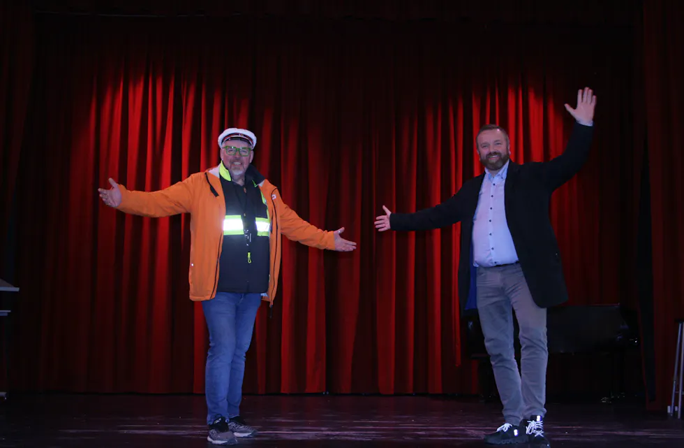 KLARE FOR SHOW: Allsangkvelden i Grorud samfunnshus er et høydepunkt for mange under markeringen av Arbeidernes internasjonale kampdag. Bjørn Lindblom (t.v.) og Anders Røberg-Larsen håper på fullt hus under den 27. utgaven av allsangkvelden.