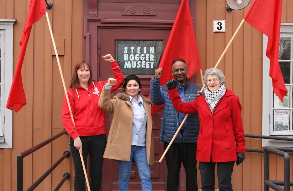 KAMP- OG FROKOSTKLARE: Rødt Grorud inviterer tradisjonen tro til frokost i Steinhoggermuseet, før de skal synge hele veien til byen. Her med Trine Olsen (f.v.), Shahla Sultani, Maaz Ahmad og Maren Rismyhr.