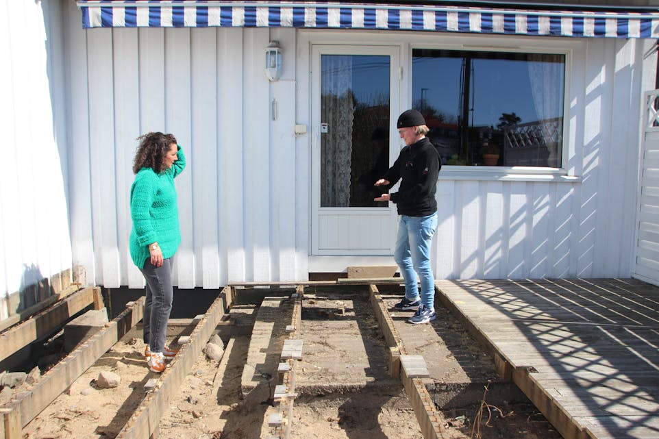 PROSJEKT PLATTING: Etter deltakelsen i «Sommerhytta» kjenner Jamina Heggedal (t.v.) og Stine Gabrielsen på mer selvtillit nå som de skal i gang med å bygge ny platting i hagen.