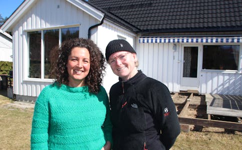 BYGGER EGEN HYTTE: Jamina Heggedal (t.v.)  og Stine Gabrielsen kjemper nå om å beholde nøkkelen til sin drømmehytte. På hjemmebane er det også nytt prosjekt på agendaen, først ut er ny platting i hagen.