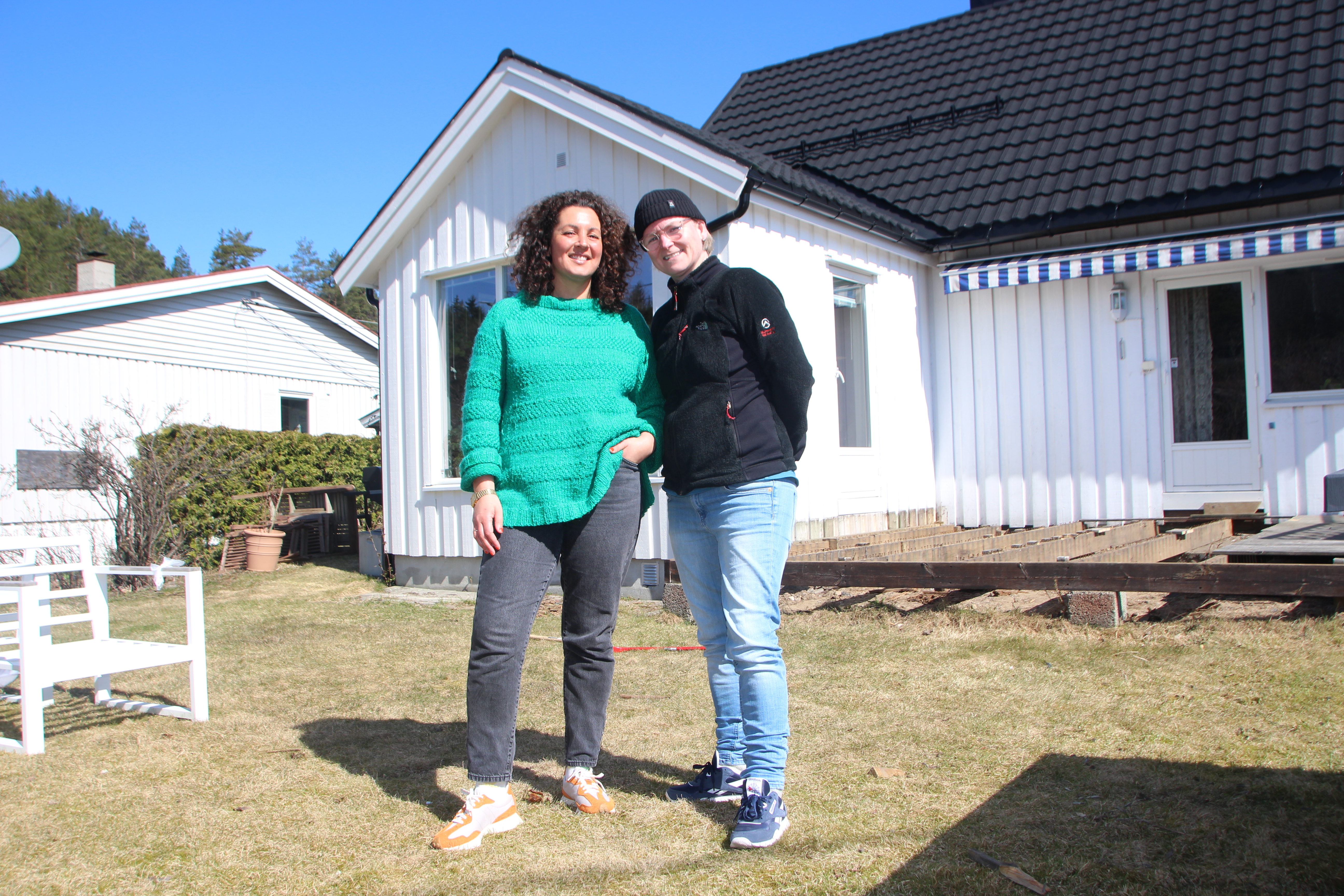 BYGGER EGEN HYTTE: Jamina Heggedal (t.v.) og Stine Gabrielsen kjemper nå om å beholde nøkkelen til sin drømmehytte. På hjemmebane er det også nytt prosjekt på agendaen, først ut er ny platting i hagen.