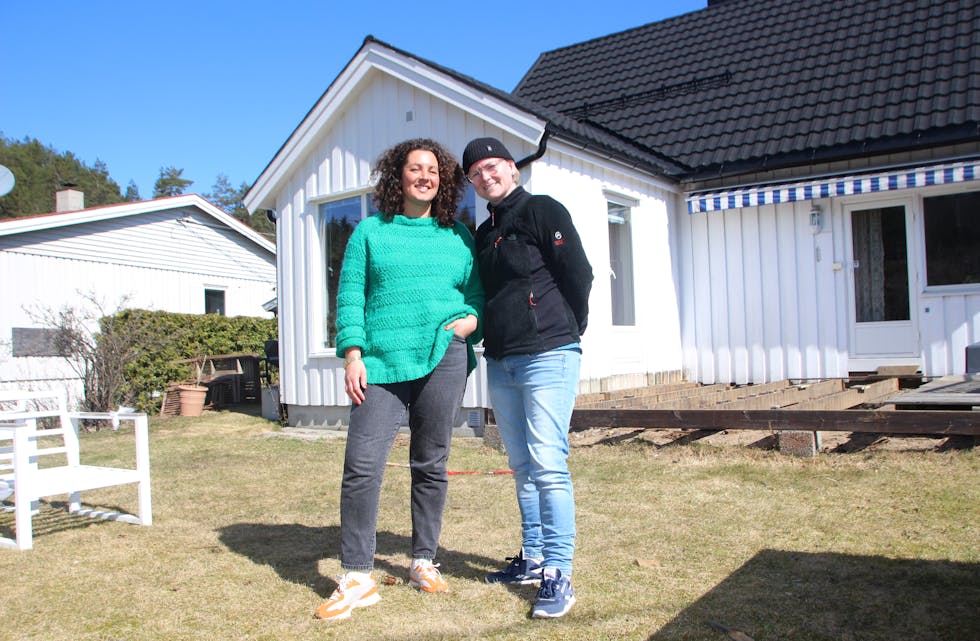 BYGGER EGEN HYTTE: Jamina Heggedal (t.v.) og Stine Gabrielsen kjemper nå om å beholde nøkkelen til sin drømmehytte. På hjemmebane er det også nytt prosjekt på agendaen, først ut er ny platting i hagen.