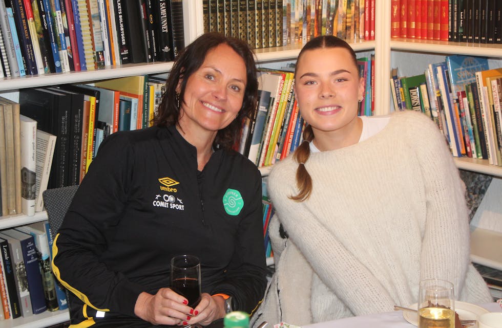 BURSDAGSBARNET OG PRISVINNEREN: Mariann Staxrud Utstumo og Maria Tronrud. Førstnevnte fylte 50 år onsdag.