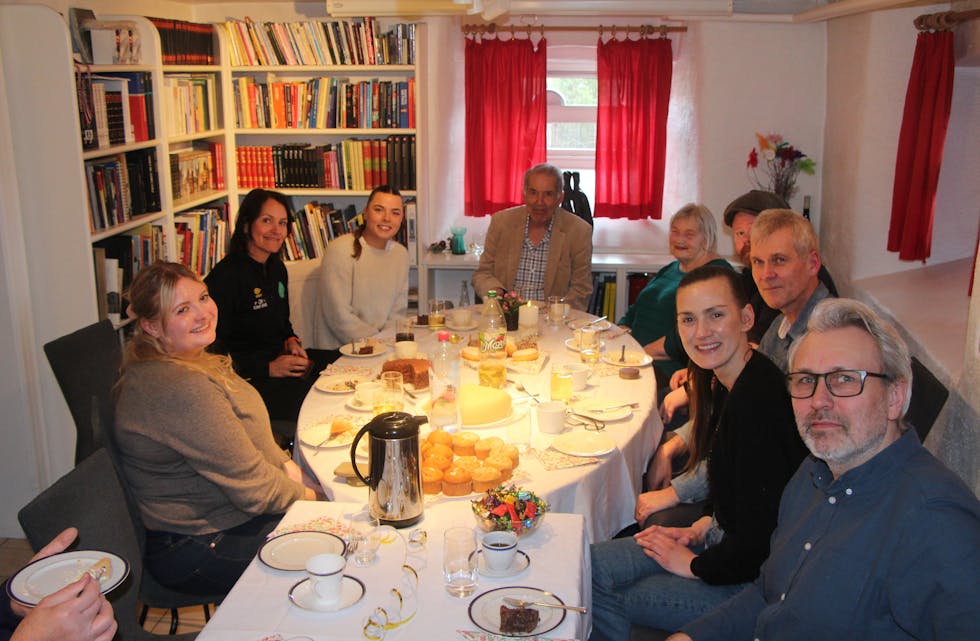 HYGGE: Frank Fossum og Maria Tronrud fikk ikke vite anledningen for invitasjonen til avishuset - selv om det kanskje virket litt åpenbart - før utdelingen kunne begynne ble det servert kaffe, kaker og hyggelig stemning rundt bordet.