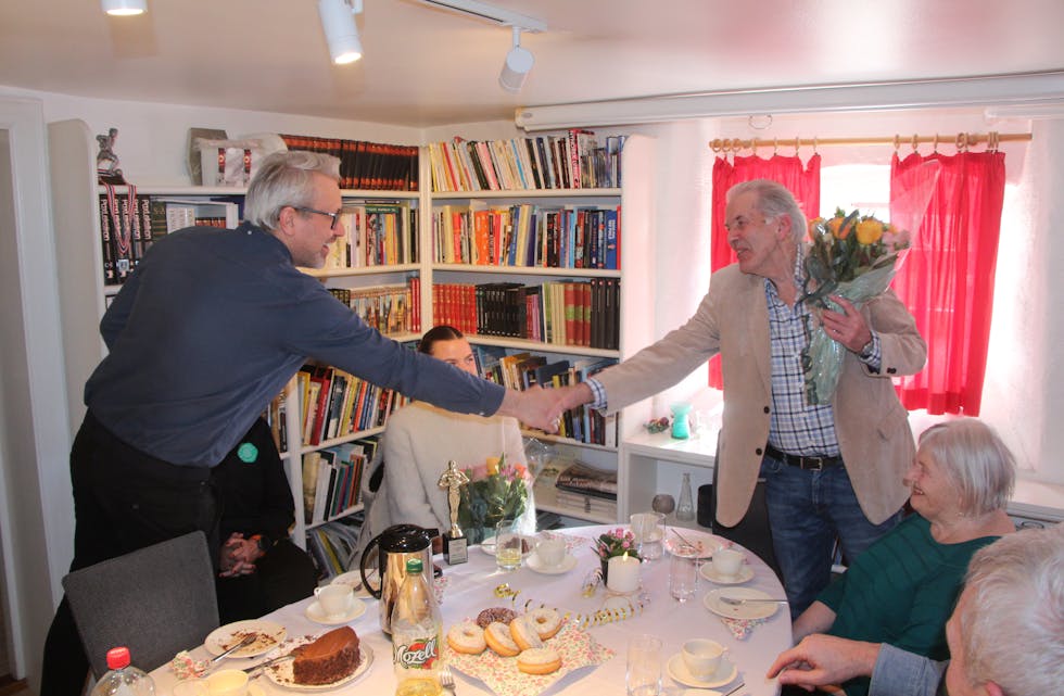 GRATULERER: Øystein Kielland overrekker Frank Fossum blomster. 
