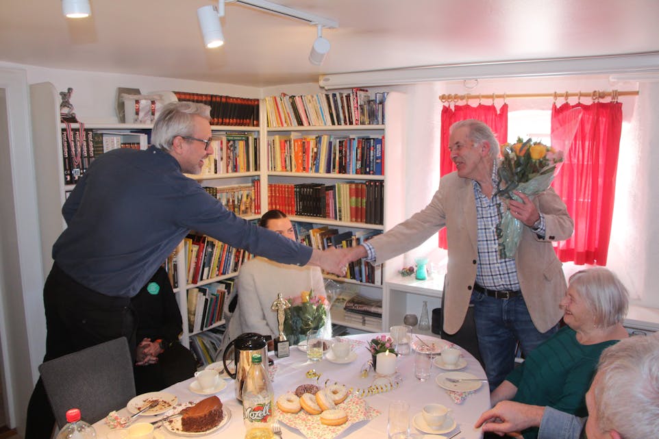 GRATULERER: Øystein Kielland overrekker Frank Fossum blomster. 