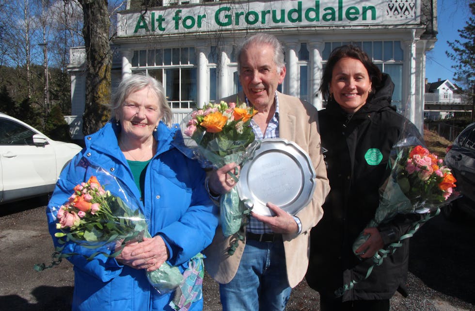 TREKLØVER: Kari Fossum, Frank Fossum og Mariann Staxrud Utstumo. Sistnevnte fylte 50 år samme dag som prisutdelingen og fikk blomster. 