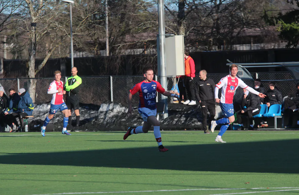 TRE GANGER: Noah Sidali-Wahlstrøm leverte hattrick i årets første trepoenger.
