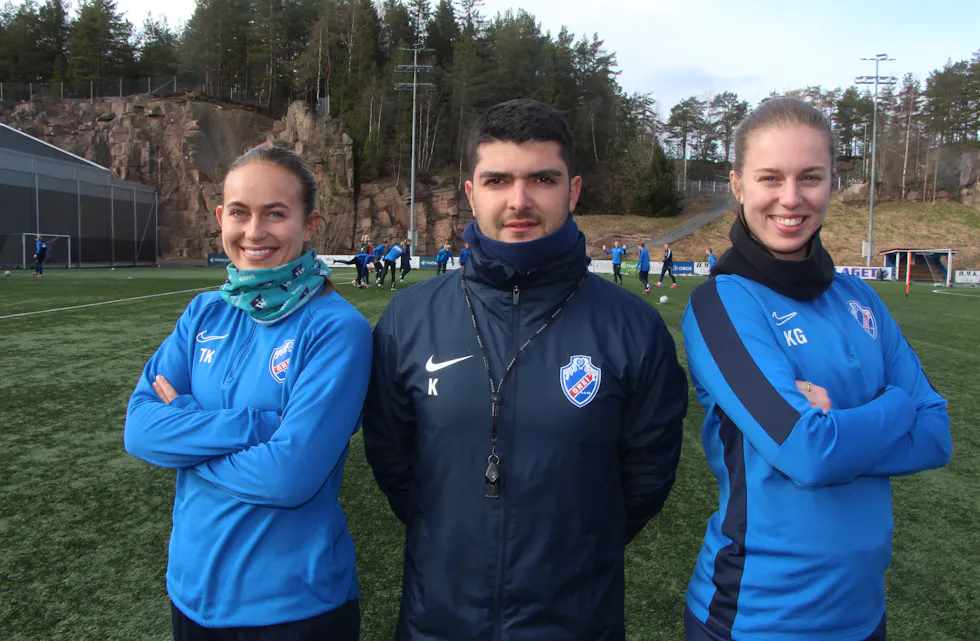 SKAL VÆRE ET TOPPLAG: SF Grei skal kjempe i toppen, fastslår trener Koorush Ansari. Her med Tine Celine Karstensen (t.v) og Kristine Gulbrandsen.
