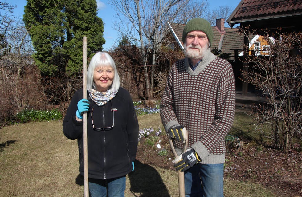 SNART SESONGSTART: Ekteparet Liv-Mette og Knut Erik Gran er i gang med våropprydding av hagen før dyrkesesongen starter. Les deres tips for en vellykket hage og dyrking av nyttevekster.
