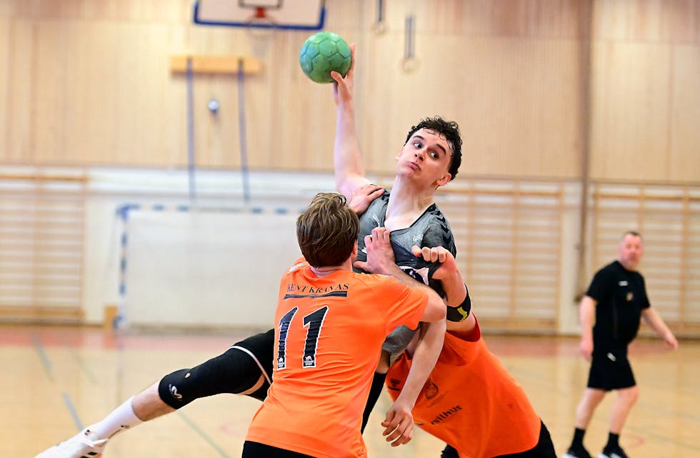 EN SKUMMEL HØYRE: Storscorer Isak Fajfric har vært avgjørende for Linje 5 i år og ble på nytt toppscorer da groruddølene hentet hjem en knallsterk borteseier mot Kragerø og berget plassen i divisjonen. Dette er et arkivbilde fra kampen mot HK-78 (Foto: Bjørn Moe).