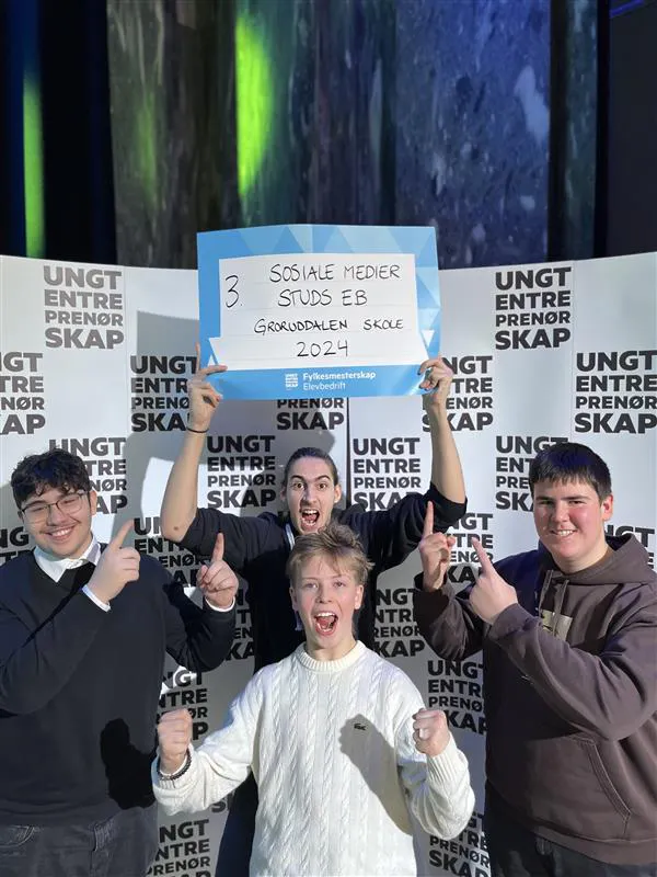 SEIERSRUS: Om det er sukkeret fra kjærlighetene eller gleden over å ha kommet helt opp på pallen som er årsaken til ansiktsuttrykkene får man avgjøre selv. Her er uansett Noah Ali Abbukarim (f.v.), Stanislav Georgiev (bak), Jacob Aras Spindari og André Hovland Thiesen (foran) i full jubelrus. (Foto: Phillip Buer Elvegård).