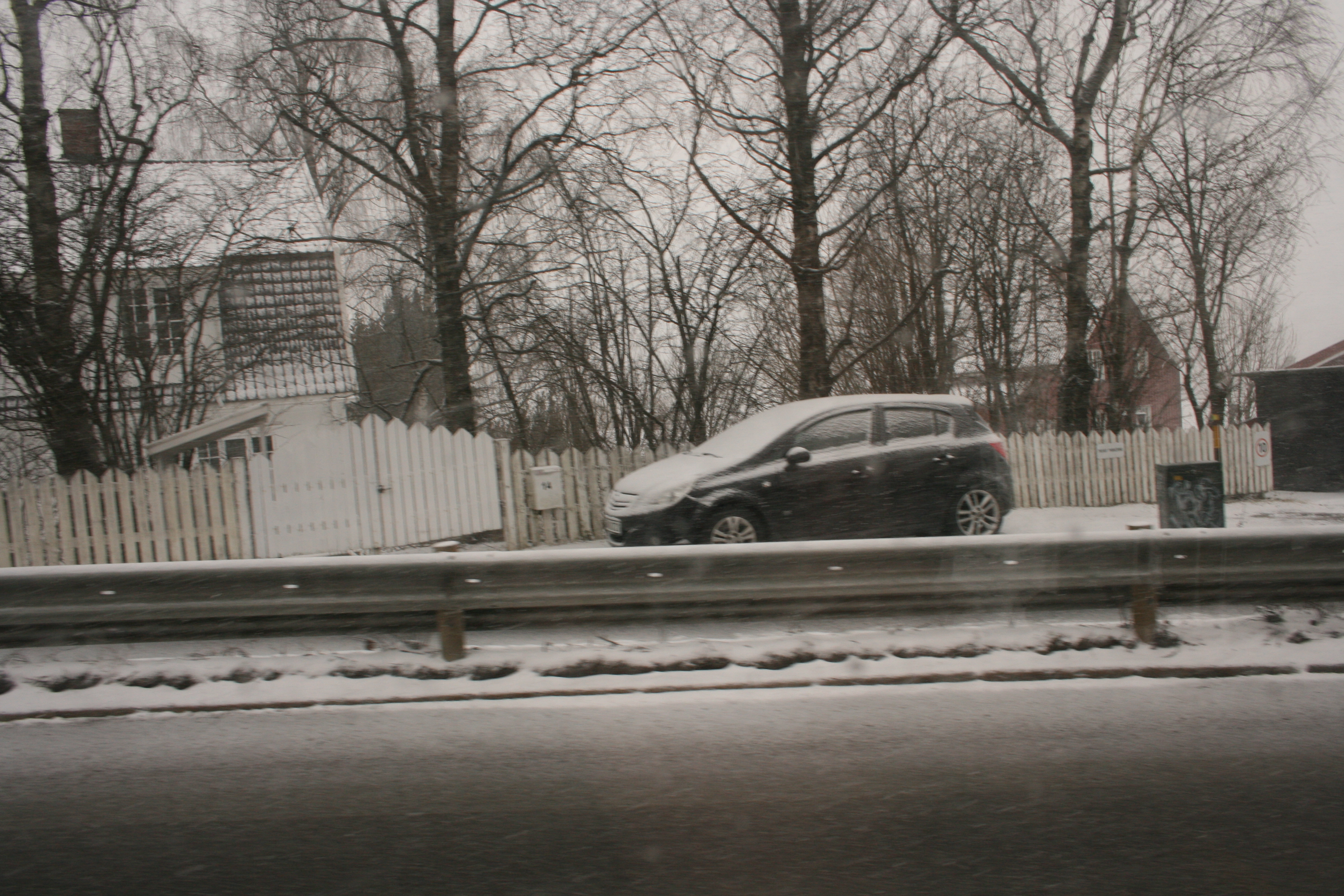 BØRST AV: Bilene må igjen børstes av før kjøreturen etter at det torsdag begynte å snø igjen.