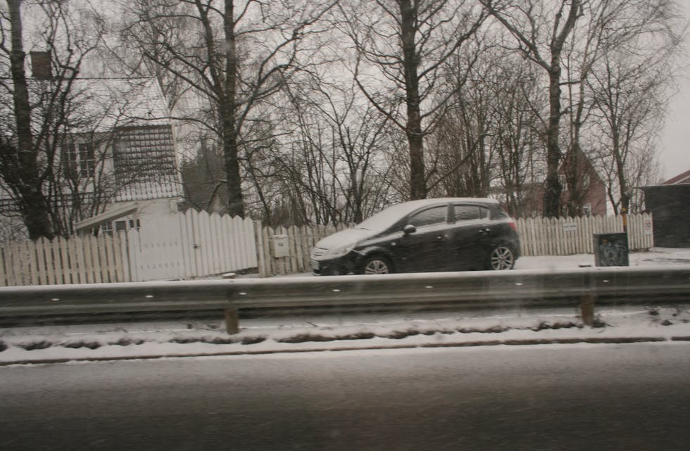 BØRST AV: Bilene må igjen børstes av før kjøreturen etter at det torsdag begynte å snø igjen.
