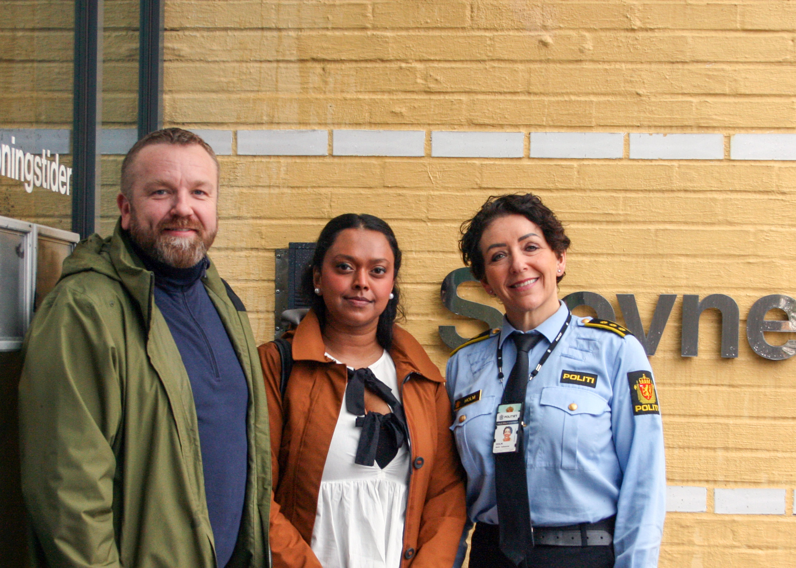 VIKTIG ENDRING: BU-leder i Bydel Grorud, Anders Røberg-Larsen (Ap, f.v.), stortingsrepresentant Kamzy Gunaratnam (Ap) og seksjonsleder Astri Johanne Holm i politiet er godt fornøyde med regelendringen som skal gjøre det enklere å ta i bruk omvendt voldsalarm.