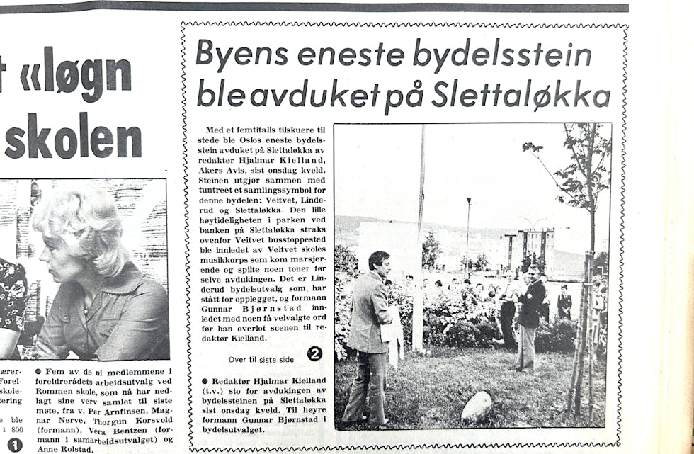 «Byens eneste bydelsstein ble avduket på Slettaløkka» kan vi lese i Akers Avis Groruddalens arkiv. Redaktør Hjalmar Kielland sto for avdukingen.