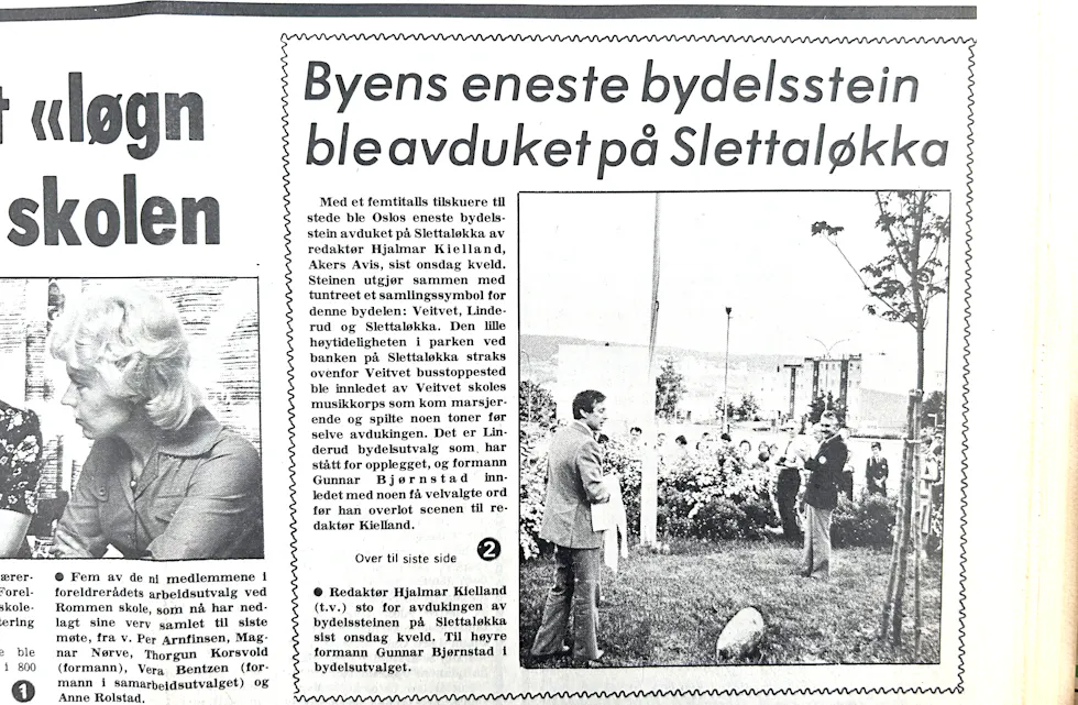 «Byens eneste bydelsstein ble avduket på Slettaløkka» kan vi lese i Akers Avis Groruddalens arkiv. Redaktør Hjalmar Kielland sto for avdukingen.