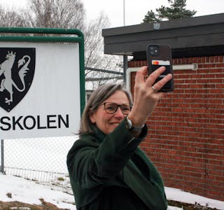 VIKTIG LØFT: Trine Lise Sundnes (Ap) tar fornøyd en selfie foran Krigsskolens skilt og gleder seg over at de står først i køen når oppgraderingene skal betales for.