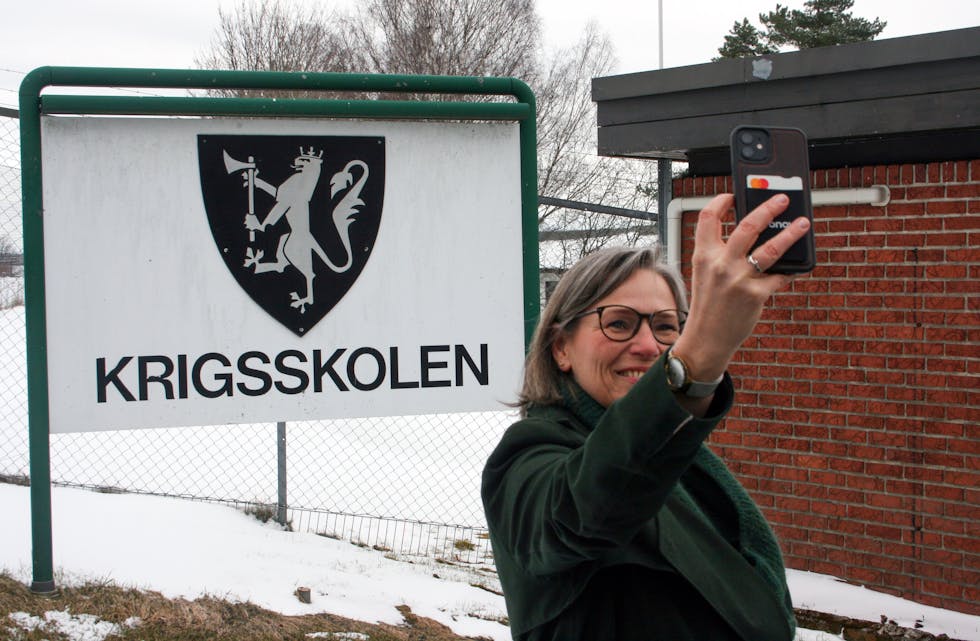 VIKTIG LØFT: Trine Lise Sundnes (Ap) tar fornøyd en selfie foran Krigsskolens skilt og gleder seg over at de står først i køen når oppgraderingene skal betales for.