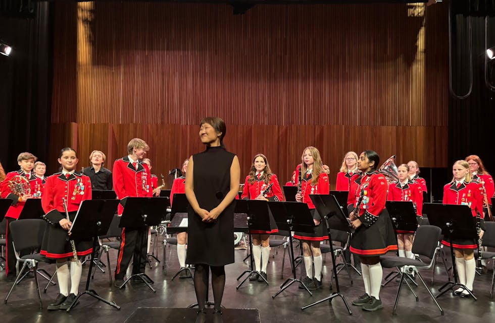 KLARE PÅ SCENEN: Hovedkorpset på scenen i Lørenskog Hus. Dirigent er Yvonne Hetting.