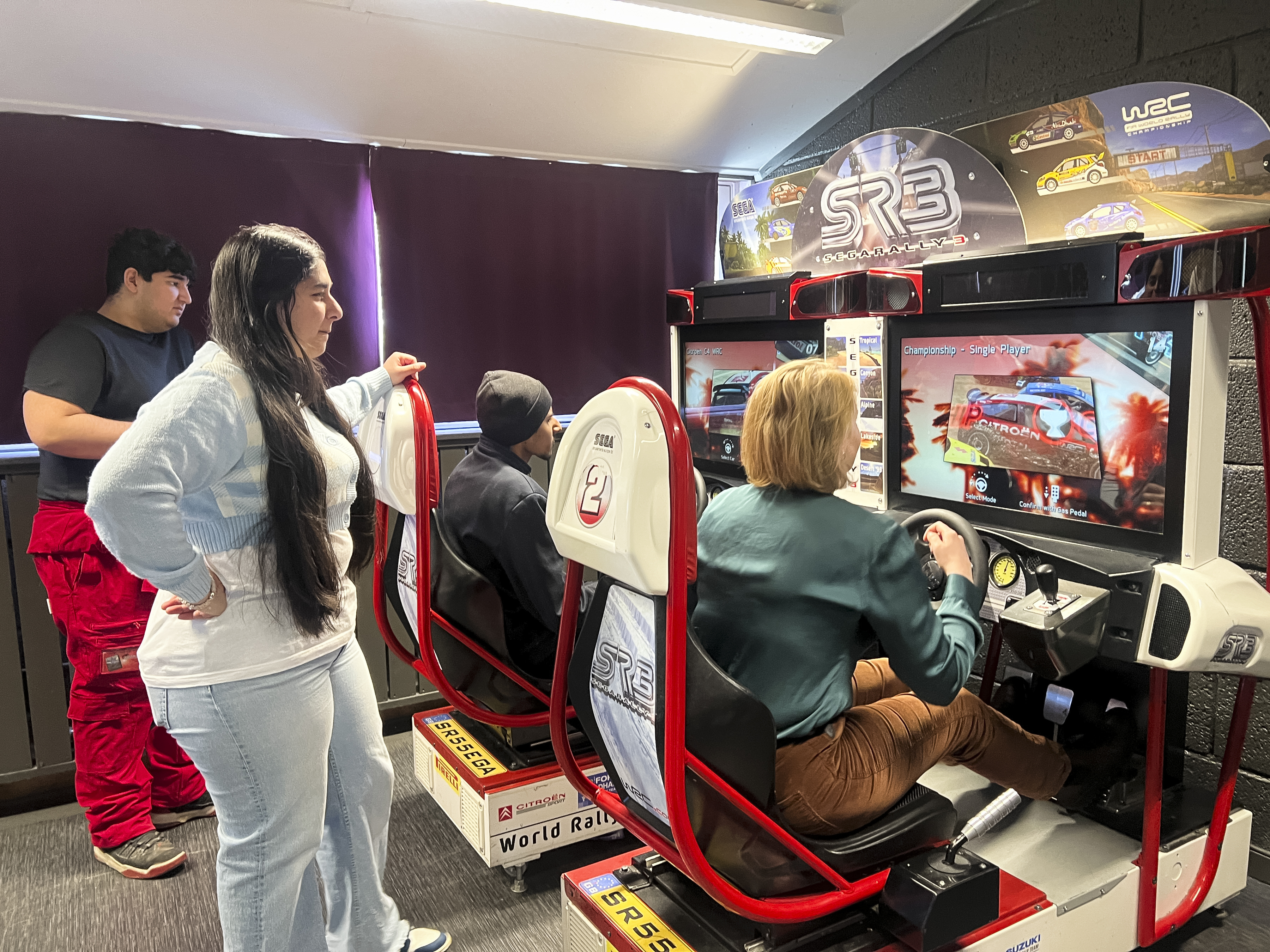 BLE UTFORDRET: Byråd for sosiale tjenester, Julianne Ferskaug (V), fikk intet valg: Her skulle gamingferdighetene testes mot ungdommene. (Foto: Nasim Ahzami Raknerud/Oslo kommune)