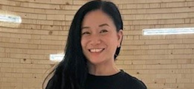 FOR ANTI-POLARISERING: Wan Li er spesialbibliotekar og kontaktperson for prosjektet på Deichman Stovner. Hun mener “Oslo Snakker” bidrar til anti-polarisering og kan øke engasjementet i Groruddalen. 