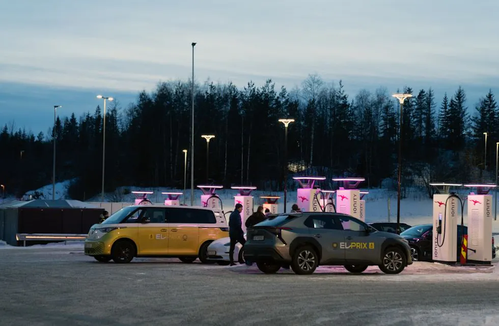 UGUNSTIG:Har du ikke muligheten til å lade hjemme, er det ikke mye å spare på drivstoffkostnadene. Lading langs veien er uforholdsmessig dyrt sammenlignet med hjemmelading (Foto: NAF).