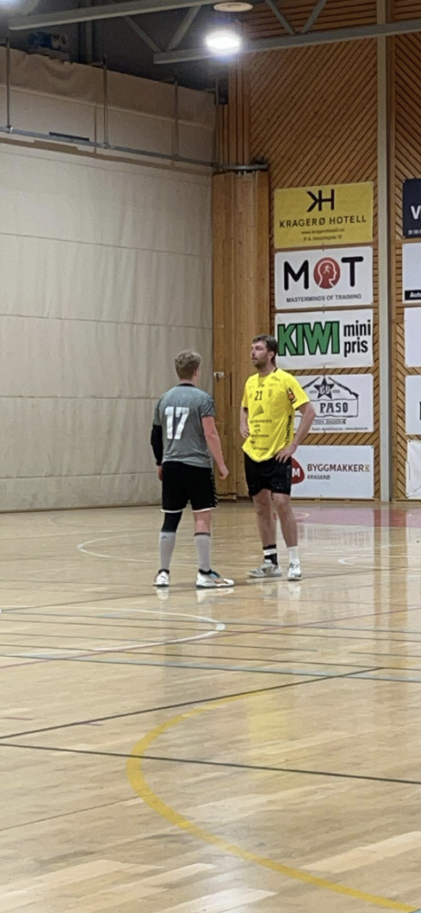 VOKTER HISSIGPROPPEN: Hjalmar Wensberg Menne markerer Lars Haubro Jakobsen før sistnevnte ble utvist.