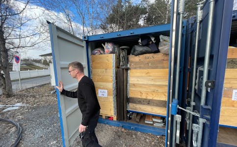 EN SMYGTITT: Sjur Jøkling Eriksen åpner dørene til konteinerne som er fylt til randen med saker og ting som selges til helgen.