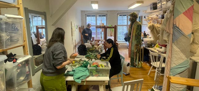 HØYGIR: Tonje (med ryggen til) assistenten Sofia Sotolongo jobber med skulpturen til høyre i bildet. Bakerst jobber Ida Hagen ved en vev. 

