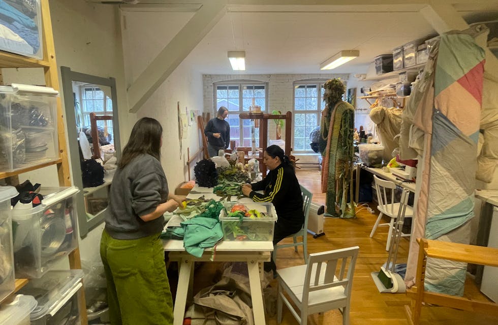 HØYGIR: Tonje (med ryggen til) assistenten Sofia Sotolongo jobber med skulpturen til høyre i bildet. Bakerst jobber Ida Hagen ved en vev.