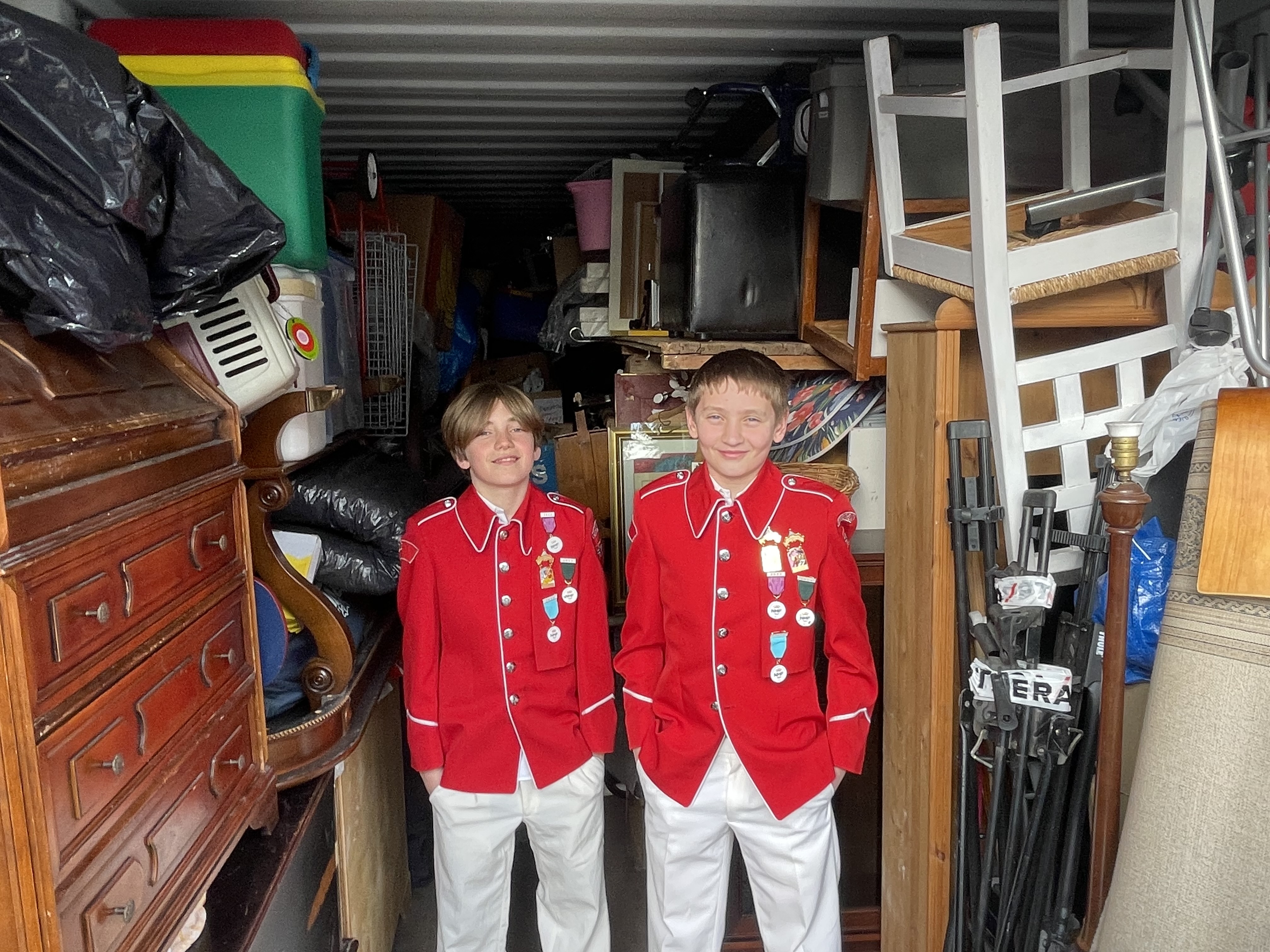 SPENTE KORPSGUTTER: Edvard Kjølstad Jøkling Eriksen (13) og Oskar Espedal Hovind (13) skal være med å bidra til helgen. Og de gleder seg til både 17. mai og loppemarked. 
