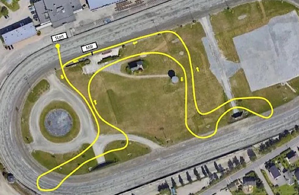 Slik blir løypa seende ut. En skulle tro ved første øyekast at løypa på Bjerke travbane var flat, men her vil deltakerne få både tunneler og bakker å bryne seg på.