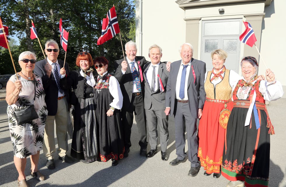 MODEN JUBEL: Kari Nygaard (f v) kunne juble over både nasjonaldag og egen 80-års dag sammen med mannen Tore, samt Elsa, Gunhild, Arne, Lars, Truls, Trine og Jane.