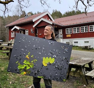 Harald Bratland Carlsen med verket "Plopp" på tunet ved Sandbakken Sportsstue.