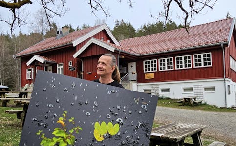 Harald Bratland Carlsen med verket "Plopp" på tunet ved Sandbakken Sportsstue.