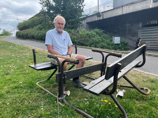 SLITT OG GRÅTT: Risløkka-nabo, Knut Ringstad, er lei av å se slitte benker og skilt ved de grå t-banestasjonene. Han ønsker farger på veggene og bedre vedlikehold i fellesarealer. 