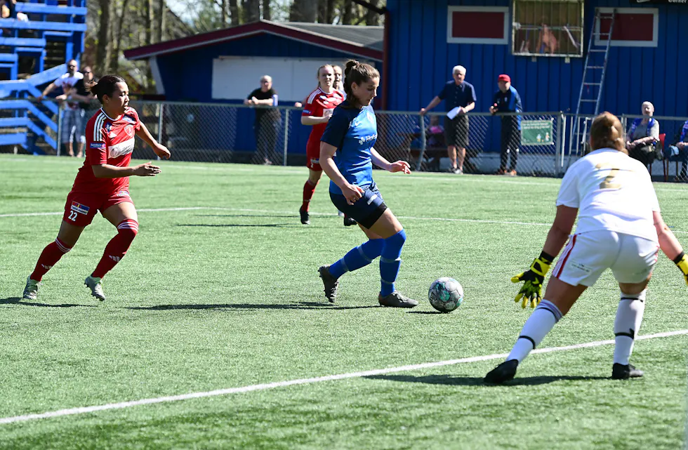 JERNKVINNE: Lørdag var Christina Despina Larsen Tsikalaki i startoppstillingen for første gang på mer enn fire år, og comebacket kunne nesten ikke gått noe bedre (Foto: Bjørn Moe).
