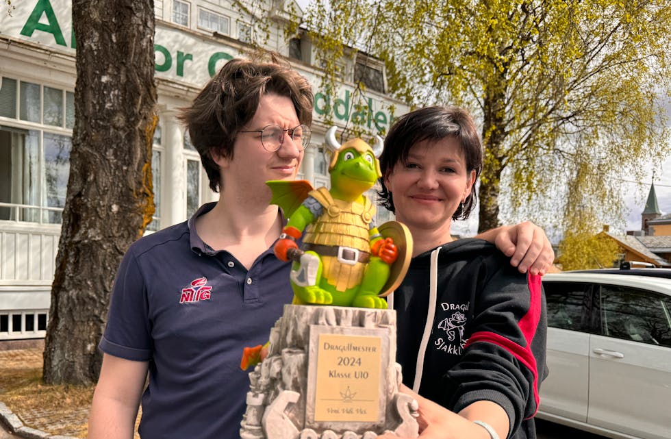 Olga Dolzhykova og sønnen Misha Galinsky og tok turen til avishuset for å gi oss et fascinerende innblikk i sjakkverdenen.