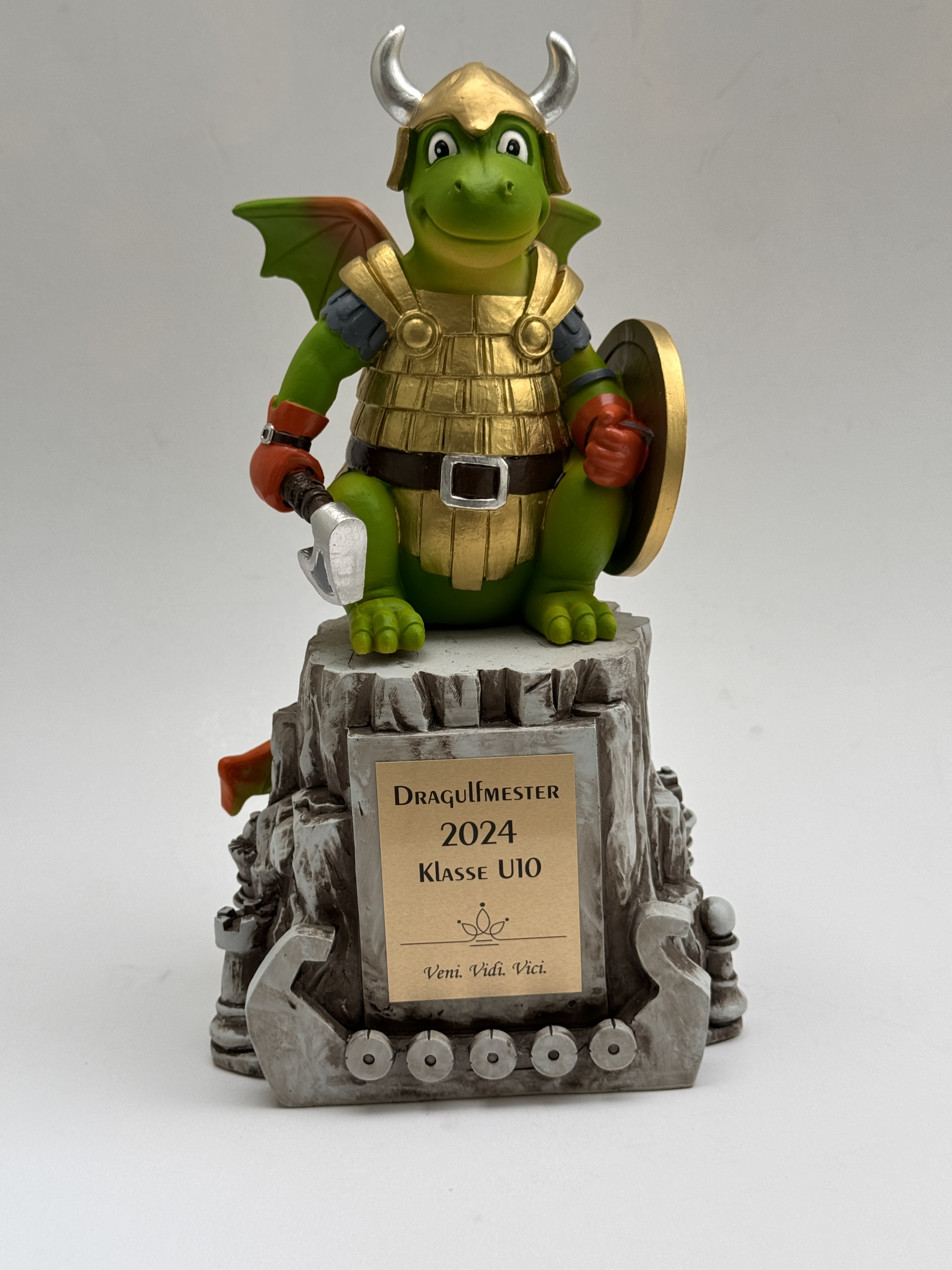 Dragulf sjakklubb har designet kule trofeer til vinnerne av sommersjakkskole-turneringene.