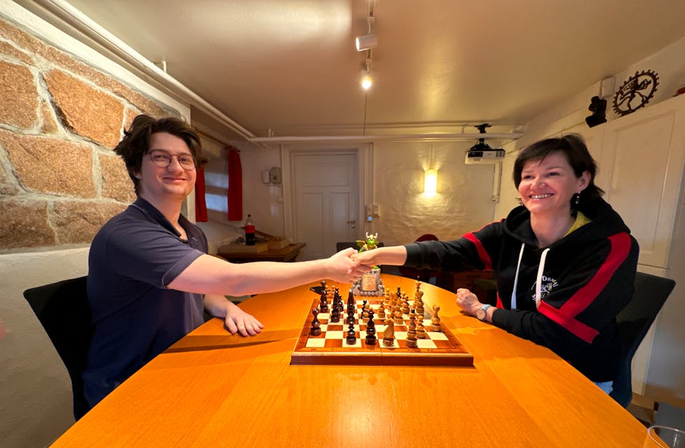 Mor og sønn begynte også på et parti. Skulle vi latt dem fullføre, hadde vi sittet i kjelleren i timesvis.