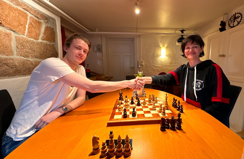 Det var både lærerikt, spennende og nervepirrende da stormesteren utfordret til en runde sjakk.