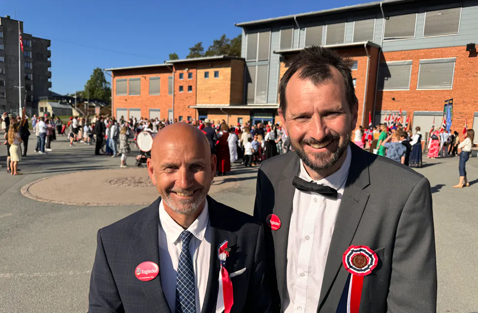 Frode Wannebo og Eirik Ahdell har heist flagget og holdt tale for dagen i skolegården på Ammerud. Nå gjør de seg klare for avreise til barnetoget i sentrum. Så er det én spesiell gjest som kommer etterpå og skal underholde - Ammeruds egen Knut Marius Djupvik.